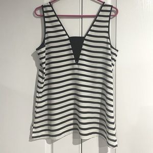 Black and white Express tank top with keyhole 🖤🤍